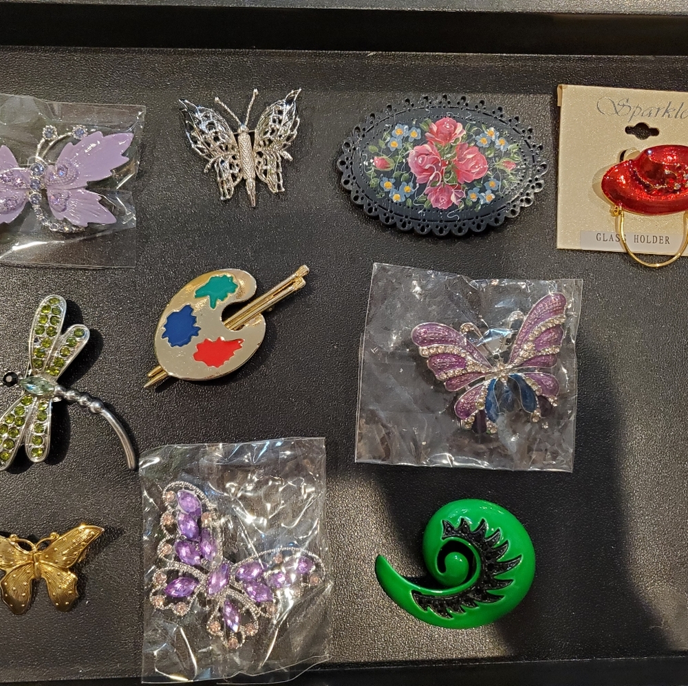 Lot of 10 brooches
